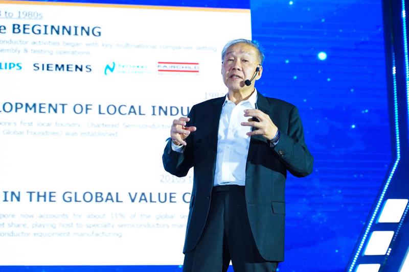 GS. Teck-Seng Low - Phó Chủ tịch cấp cao tại Đại học Quốc gia Singapore (NUS) là một trong những nhà khoa học nổi tiếng bậc nhất thế giới trong lĩnh vực bán dẫn; được ví như "Hiệp sĩ” dẫn dắt ngành công nghiệp bán dẫn.