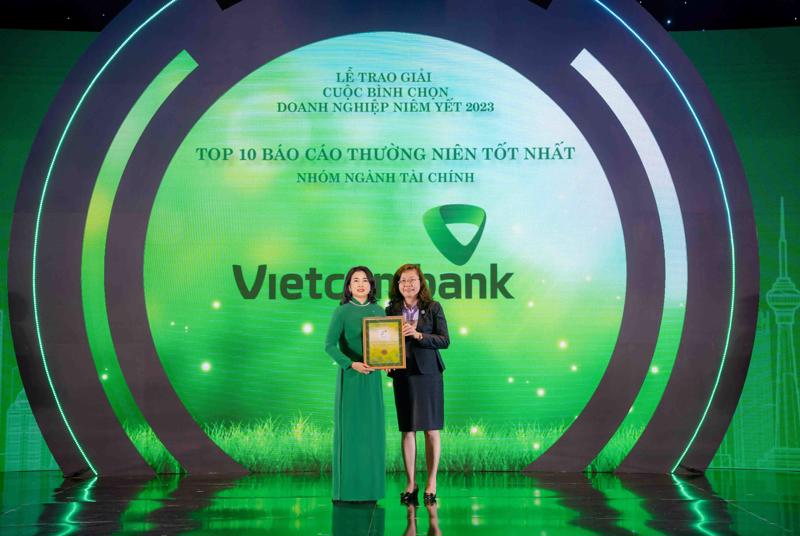 Đại diện Vietcombank, bà Bạch Thị Thanh Hà - Trưởng phòng Quan hệ công chúng (bên trái) nhận giải thưởng từ Ban tổ chức.