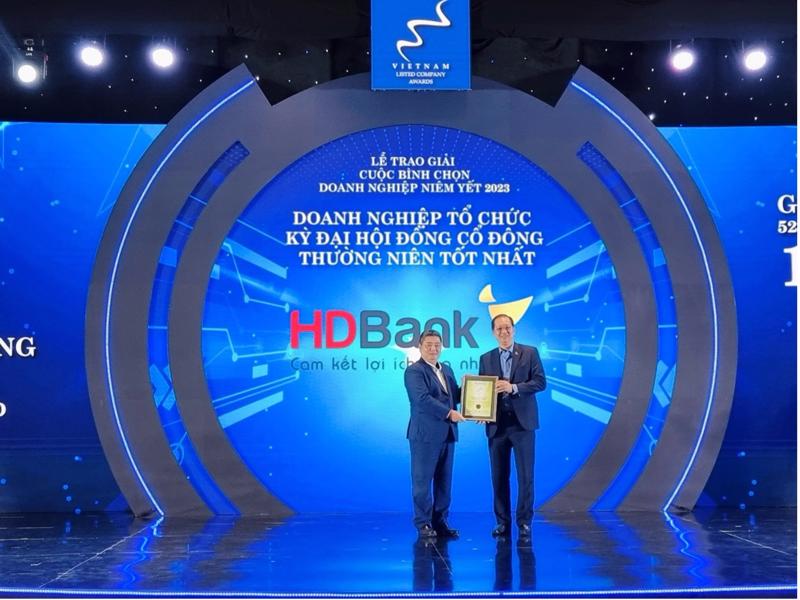 Ông Trần Xuân Huy - Phó Tổng Giám đốc HDBank nhận cú đúp giải thưởng Doanh nghiệp niêm yết vốn hóa lớn có BCTN tốt nhất - Nhóm ngành Tài chính và Doanh nghiệp Tổ chức kỳ ĐHĐCĐ thường niên tốt nhất.