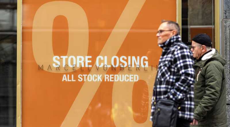 Tấm biển thông báo đóng cửa của một cửa hiệu ở Berlin, Đức. Số vụ vỡ nợ doanh nghiệp ở châu Âu đang tăng mạnh - Ảnh: Bloomberg.