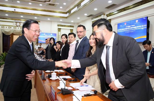 Chủ tịch UBND TP.HCM  Phan Văn Mãi gặp gỡ với các doanh nghiệp Singapore - Ảnh: Vũ Phong