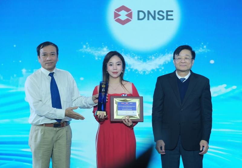 Đại diện DNSE nhận danh hiệu Top 10 sản phẩm dịch vụ công nghệ Tin Dùng 2023.