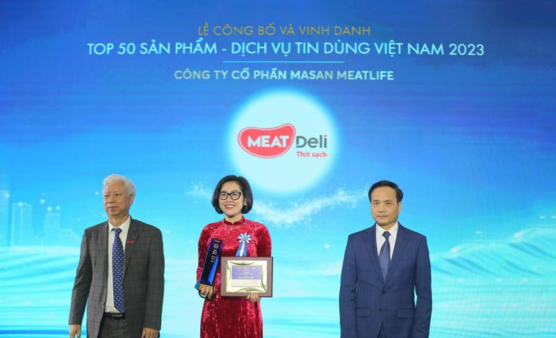 Đại diện Công ty Cổ phần Masan MEATLife nhận giải thưởng Top 10 Tin Dùng Việt Nam 2023.