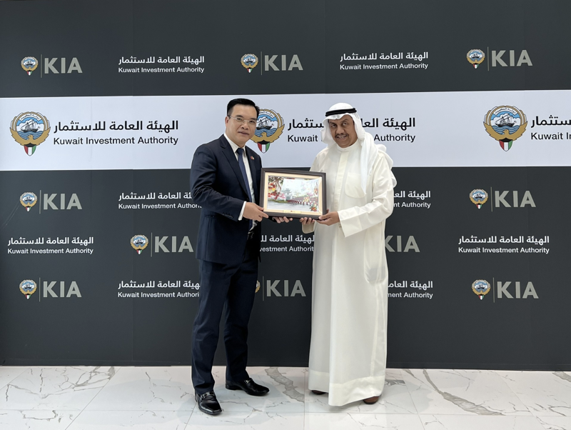  Chủ tịch HĐTV Nguyễn Chí Thành chụp ảnh lưu niệm cùng Tổng Giám đốc điều hành Cơ quan đầu tư Quốc gia Kuwait (KIA)