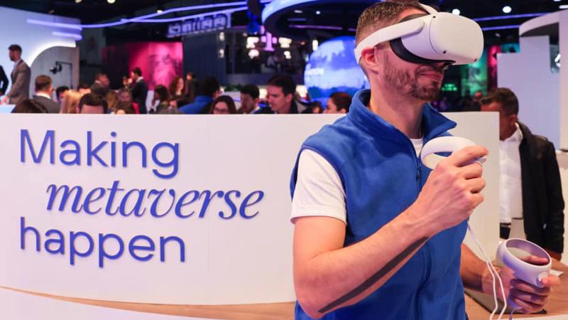 Người tham gia trải nghiệm tai nghe VR Oculus Quest 2 trong sự kiện Đại hội Thế giới Di động tại Barcelona (​​​​Tây Ban Nha) đầu năm nay.