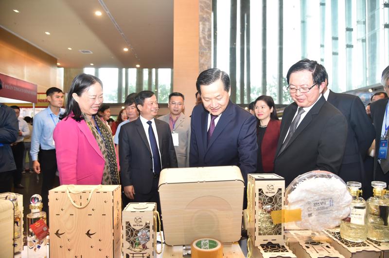 Deputy Prime Minister Le Minh Khai visits a booth showcasing key products from Binh Dinh province. Photo: VGP