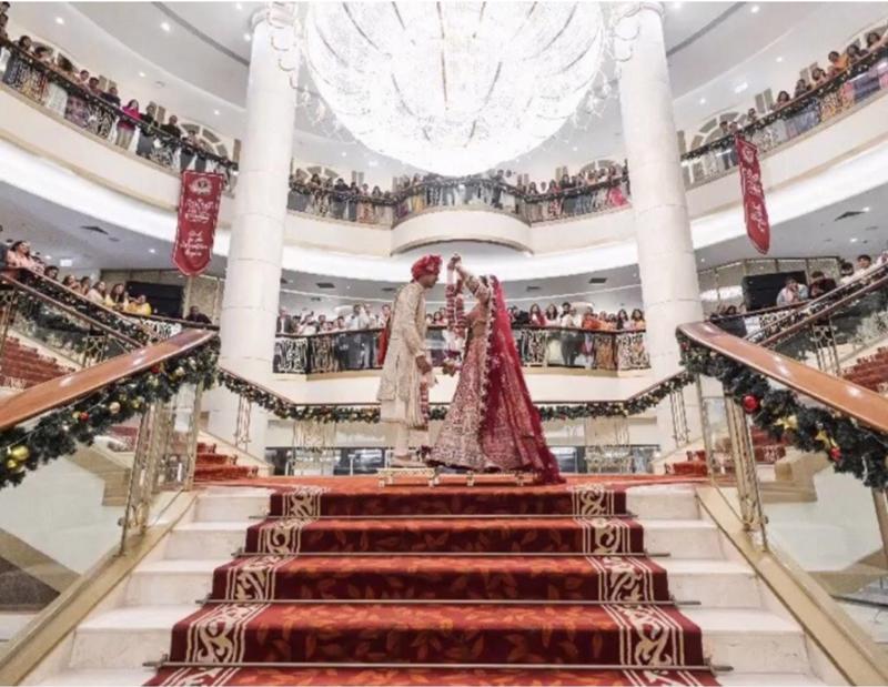 Đám cưới của đôi uyên ương Ấn Độ-một loại hình du lịch mới tại Đà Nẵng đang được nhiều gia đình tỷ phú nước ngoài chọn đến thành phố tổ chức ở các khách sạn 5 sao.