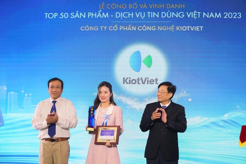 Đại diện KiotViet nhận kỷ niệm chương của chương trình Tin Dùng Việt Nam.