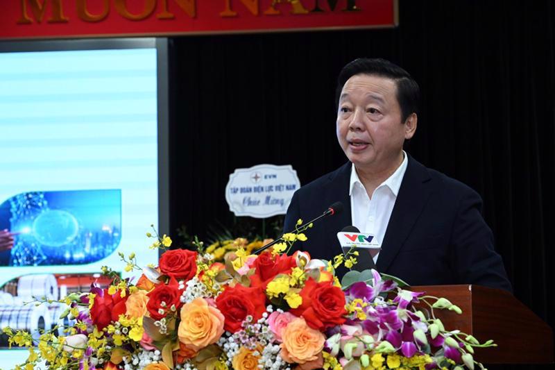 Deputy Prime Minister Tran Hong Ha speaking at the meeting. 