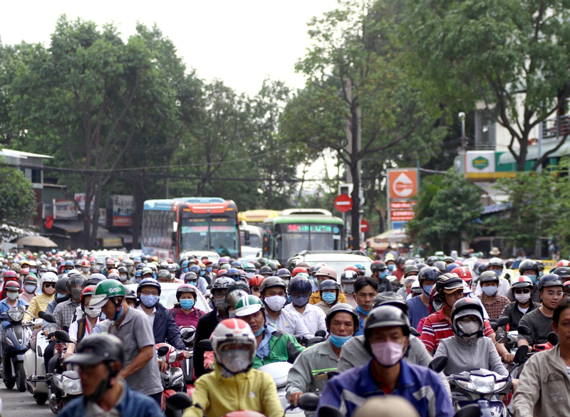 Nhiều thành phố lớn rơi vào tình trạng ô nhiễm không khí nghiêm trọng do phương tiện giao thông xả khí thải.