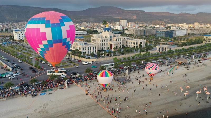 Công viên khinh khí cầu tại Vịnh giải trí SafaBay thu hút đông đảo du khách.
