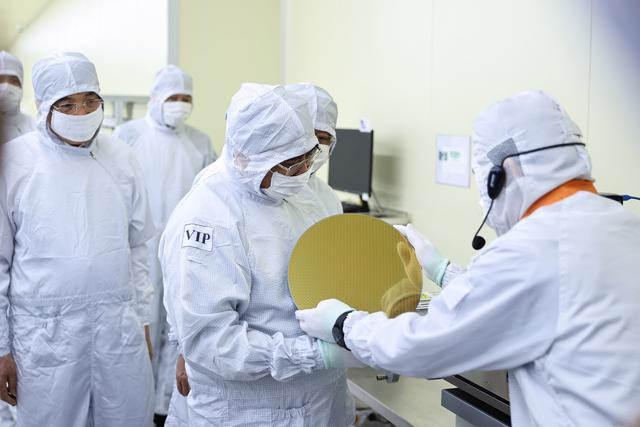 Prime Minister Pham Minh Chinh visits the factory in Bac Giang province. Photo: VGP