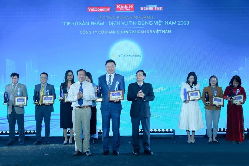 Ông Jeon MunCheol - Tổng giám đốc Chứng khoán KB Việt Nam (KBSV) nhận giải "Top 50 Sản phẩm – Dịch vụ Tin Dùng 2023”.