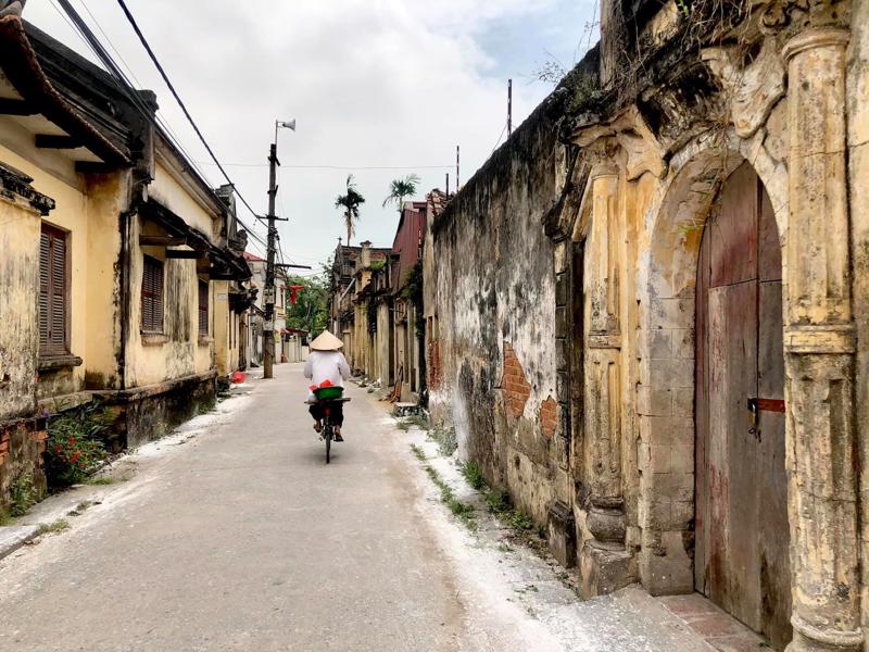 Làng Cựu (huyện Phú Xuyên) nổi tiếng với hàng chục ngôi nhà cổ với kiến trúc châu Âu giữa làng quê  thanh bình. Ảnh: Nguyễn Thúy Hằng.