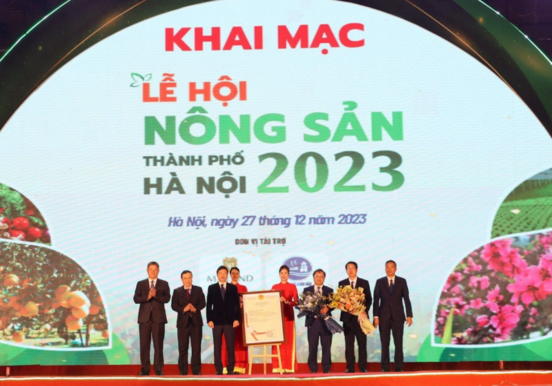 Trao chỉ dẫn địa lý “La Tinh Hoài Đức” cho sản phẩm bưởi đường huyện Hoài Đức tại Lễ hội Nông sản Hà Nội 2023.