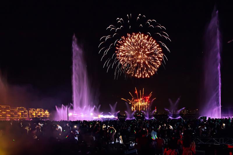 Hơn 50.000 người dân Tp.HCM được trải nghiệm đại tiệc pháo hoa kết hợp nhạc nước ngoạn mục.