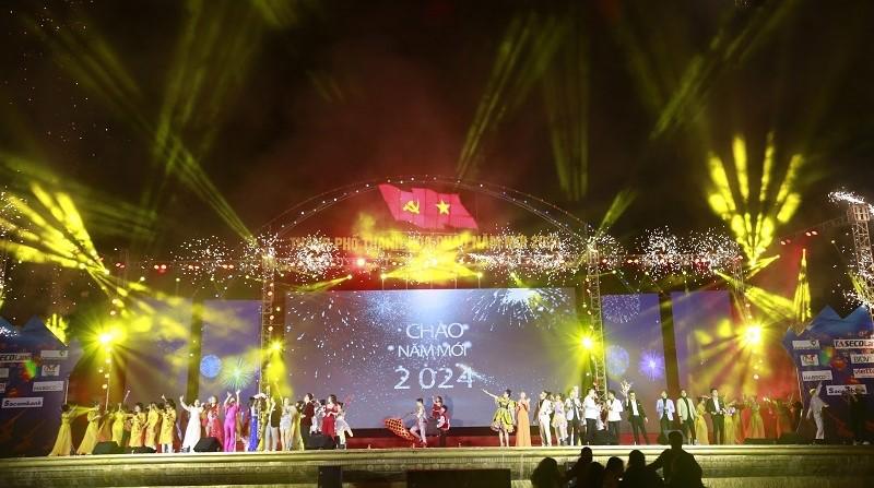 Chương trình nghệ thuật chào đón năm mới 2024, tại Quảng trường Lam Sơn (TP Thanh Hóa) đầy sôi động, thu hút hàng nghìn người dân và du khách tham gia 