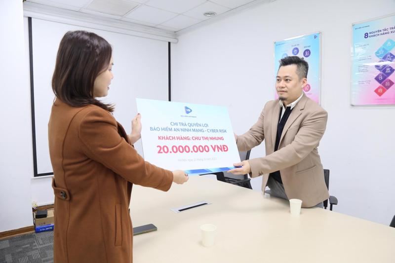 Đại diện Bảo hiểm VietinBank - VBI trao quyền lợi Bảo hiểm An ninh mạng - Cyber Risk cho khách hàng Chu Thị Nhung.