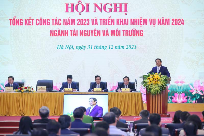 Prime Minister Pham Minh Chinh addressing the meeting. 