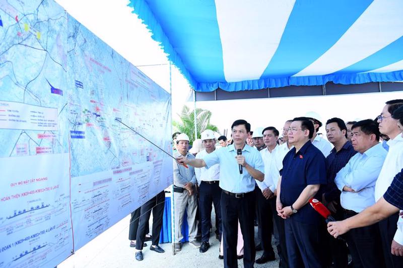 NA Chairman Vuong Dinh Hue visits Component Project No. 3 of the Bien Hoa - Vung Tau Expressway in Phu My township.