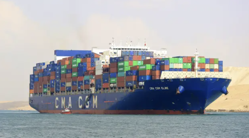 Một tàu container đi qua kênh đào Suez, Ai Cập hôm 29/12/2023 - Ảnh: Getty/CNBC.