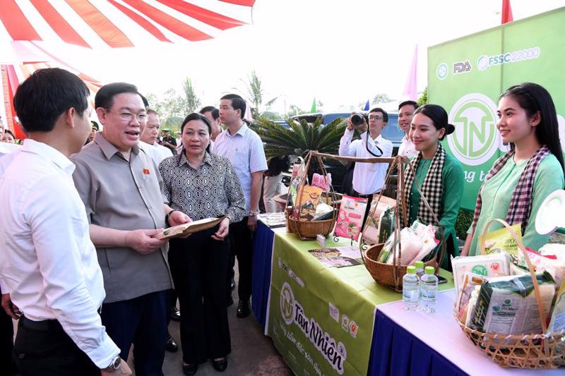 NA Chairman Vuong Dinh Hue visits a booth showcasing products from border farmers.