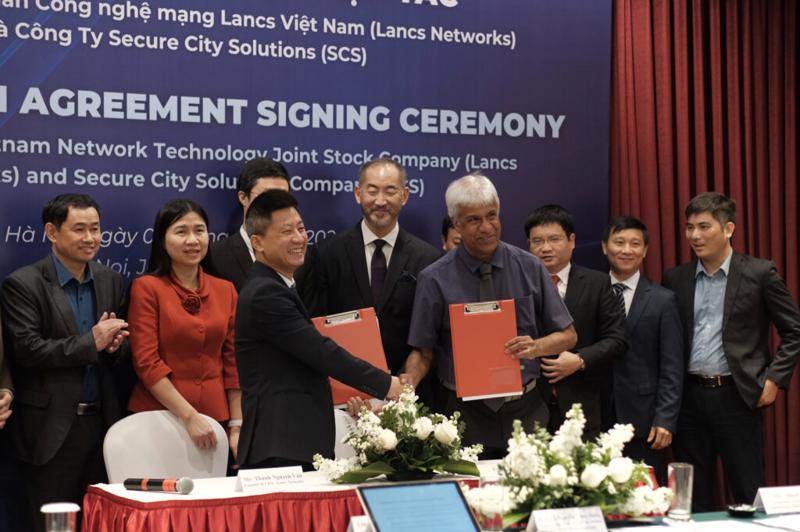 Founder and Director of Lancs Networks, Mr. Nguyen Van Thanh, and CEO of SCS, Mr. Sivakumar, sign the cooperation agreement.