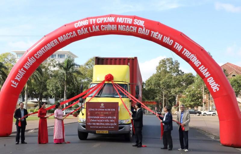 A ceremony was held on January 3 to mark the exportation of the first batch of macadamias from Dak Lak province to South Korea. Photo: congthuong.vn