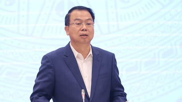 Thứ trưởng Bộ Tài chính Nguyễn Đức Chi trả lời tại Họp báo Chính phủ thường kỳ tháng 12/2023 - Ảnh: VGP