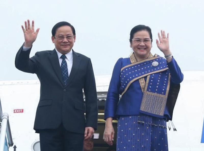 Thủ tướng Lào Sonexay Siphandone và Phu nhân đến Hà Nội sáng 6/1 - Ảnh: VGP