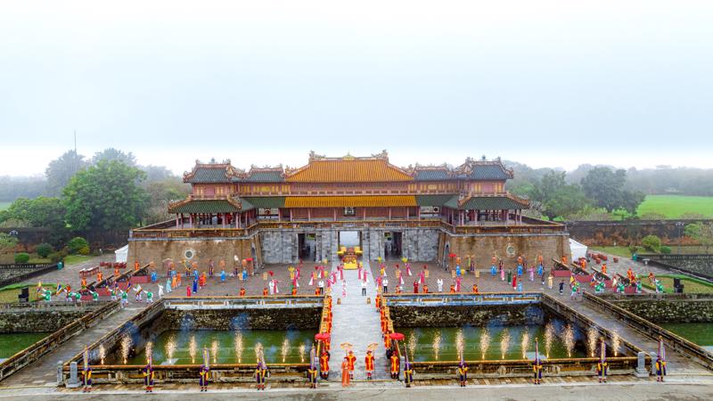 Ngày 01/01/2024, tại Quảng trường Ngọ Môn - Huế đã chính thức diễn ra lễ công bố Festival Huế 2024 và chương trình sân khấu hóa tái hiện Lễ Ban Sóc triều Nguyễn. Ảnh: Trung tâm Bảo tồn di tích cố đô Huế 