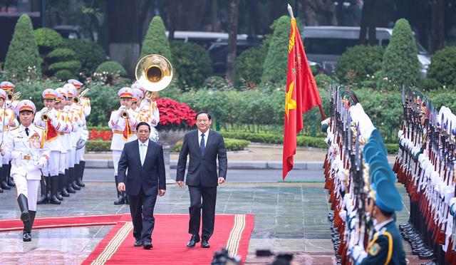 Prime Minister Pham Minh Chinh hosts a welcome ceremony for his Lao counterpart Sonexay Siphandone in Hanoi on January 6. Photo: VGP