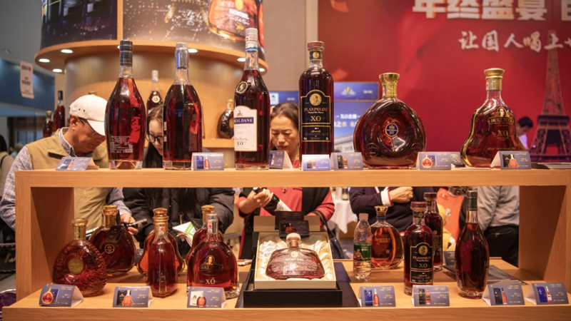 Một quầy rượu mạnh tại một hội chợ ở Hải Nam, Trung Quốc, tháng 12/2023 - Ảnh: Getty/CNN.