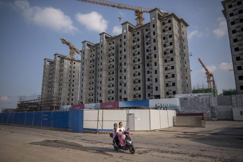 Khủng hoảng bất động sản đang tiếp tục đè nặng lên nền kinh tế Trung Quốc - Ảnh: Bloomberg