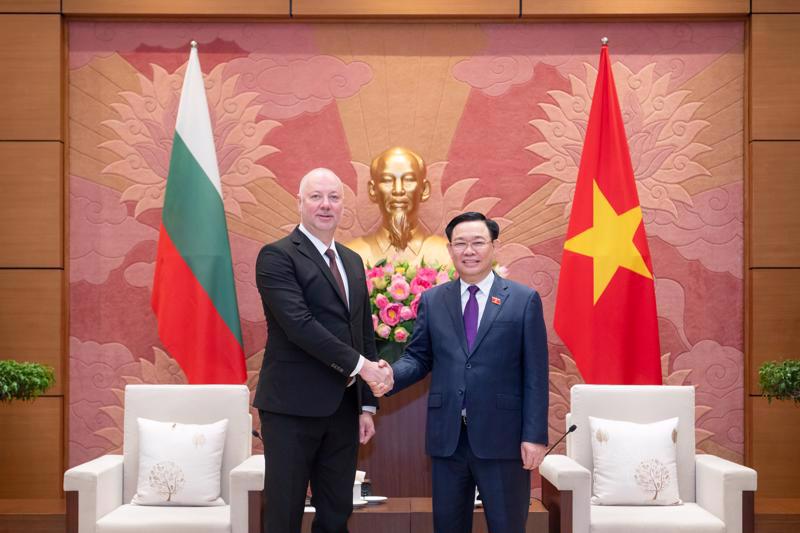 NA Chairman Vuong Dinh Hue and Speaker of the Bulgarian NA Rosen Dimitrov Jeliazkov in Hanoi on January 8. Photo: quochoi.vn