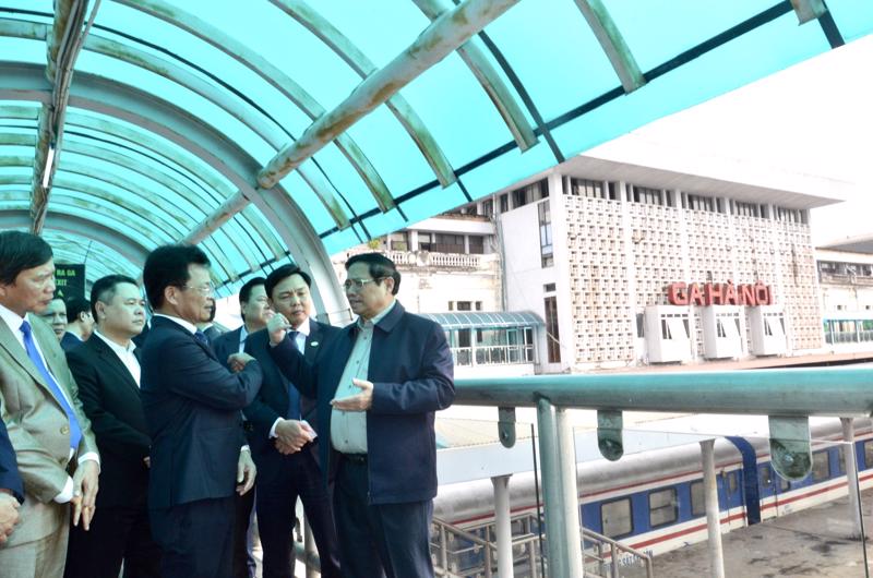 Thủ tướng Chính phủ kiểm tra tình hình hoạt động và chất lượng phục vụ hành khách trước Tết Nguyên đán Giáp Thìn tại Ga Hà Nội. 