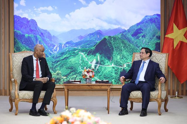 Prime Minister Pham Minh Chinh meets Canadian Minister of International Development Ahmed Hussen in Hanoi on January 8. Photo: VGP