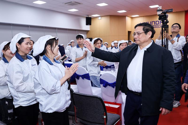 Thủ tướng Phạm Minh Chính đến thăm công nhân, người lao động tại Công ty Kefico - Ảnh: VGP
