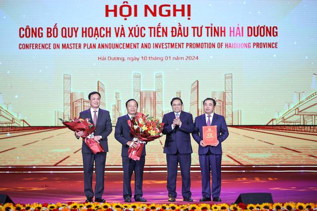 Prime Minister Pham Minh Chinh grants a decision approving Hai Duong province’s master plan to local authorities on January 10. Photo: VGP
