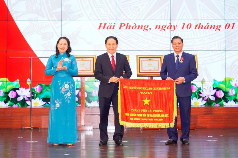 Phó Chủ tịch nước, Phó Chủ tịch thứ nhất Hội đồng thi đua khen thưởng Trung ương Võ Thị Ánh Xuân trao Cờ thi đua của Thủ tướng cho thành phố Hải Phòng.