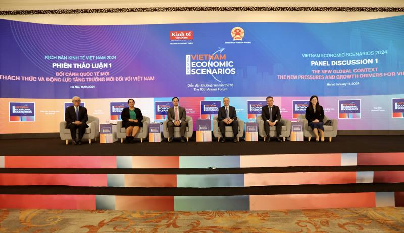 The first Panel Discussion, with theme ‘The new global context: The new pressures and growth drivers for Vietnam’, at the Vietnam Economic Scenario Forum 2024. (Photo: Viet Dung)