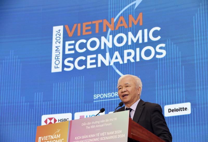 Dr. Chu Van Lam, Editor-in-Chief of VnEconomy / Vietnam Economic Times, addresses the Vietnam Economic Scenario Forum 2024. (Photo: Viet Dung)