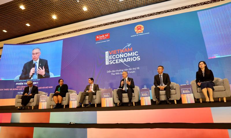 Analysts in the first Discussion Session at the Vietnam Economic Scenario Forum 2024 on January 11. (Photo: Viet Dung)