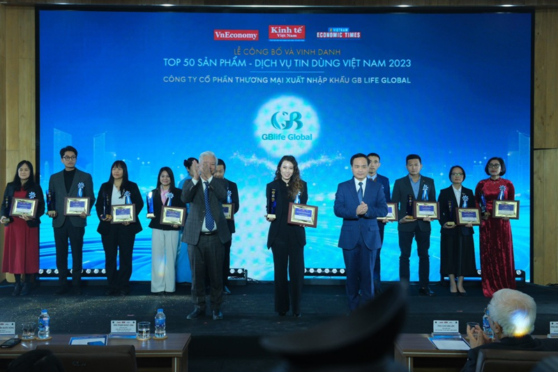 Phó CT. Hội đồng quản trị GB Life Trần Thị Thu Trang nhận giải thưởng Tin Dùng Việt Nam 2023.