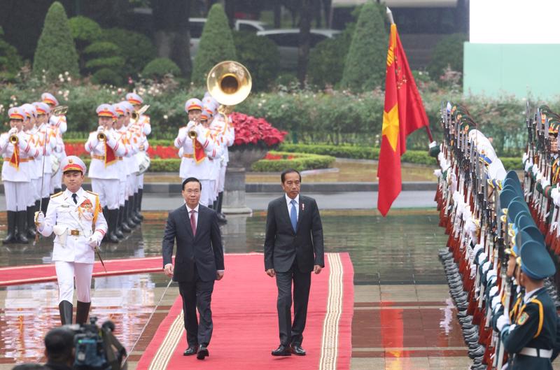 Chủ tịch nước Võ Văn Thưởng và Tổng thống Cộng hoà Indonesia Joko Widodo duyệt Đội danh dự Quân đội nhân dân Việt Nam - Ảnh: Trí Phong