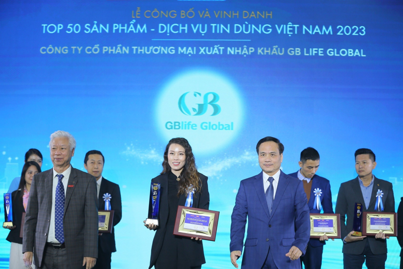 Phó CT. Hội đồng quản trị GB Life Trần Thị Thu Trang đón nhận giải thưởng danh giá.