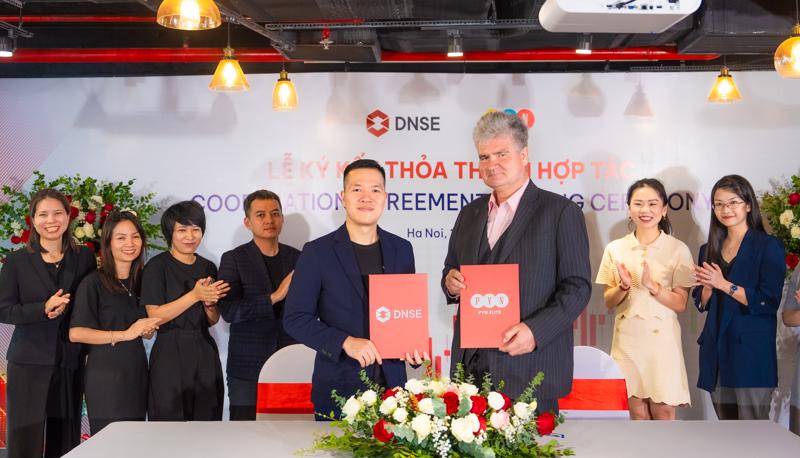 Ông Nguyễn Hoàng Giang, Chủ tịch HĐQT DNSE (bên trái) và ông Petri Deryng, Nhà sáng lập PYN Elite Fund (bên phải) ký thỏa thuận hợp tác.