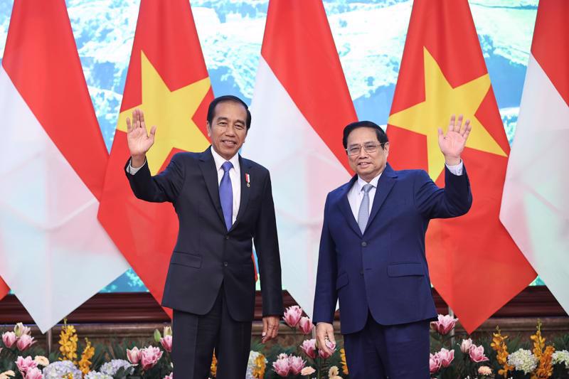 Prime Minister Pham Minh Chinh (right) meets Indonesian President Joko Widodo in Hanoi on January 12. Photo: Viet Dung