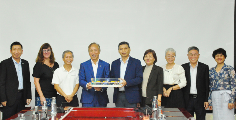 Mr. Ho Ky Minh, Deputy Standing Chairman of the Da Nang City People’s Committee (5th from right), presents souvenirs to leaders from Marvell. Source: Da Nang News Portal