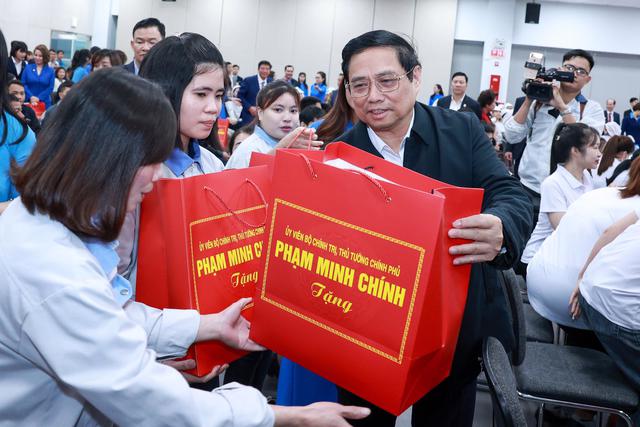 Thủ tướng Phạm Minh Chính tặng quà công nhân, người lao động có hoàn cảnh khó khăn tại Công ty Kefico thuộc Tập đoàn Hyundai Motor, khu công nghiệp Đại An, tỉnh Hải Dương ngày 10/1/2024 - Ảnh: VGP
